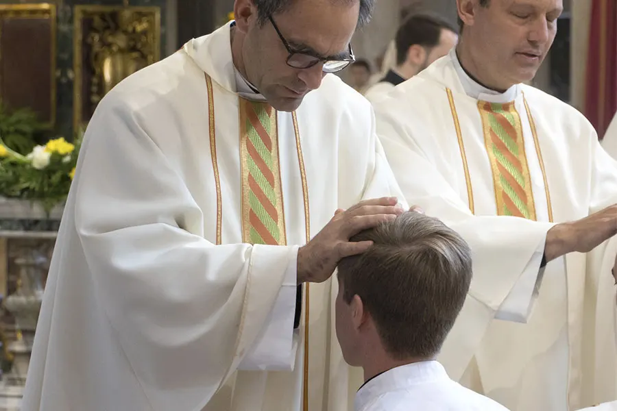 P. Javier Cereceda impone las manos sobre uno de los sacerdotes