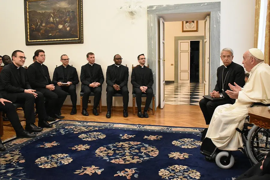 El Papa se dirige a los miembros de una Academia Pontificia en Roma