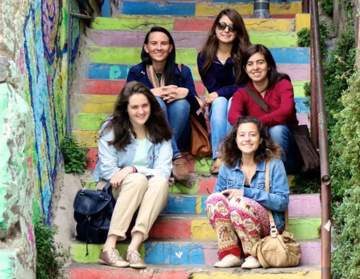 Mabel con otras colaboradoras en Chile