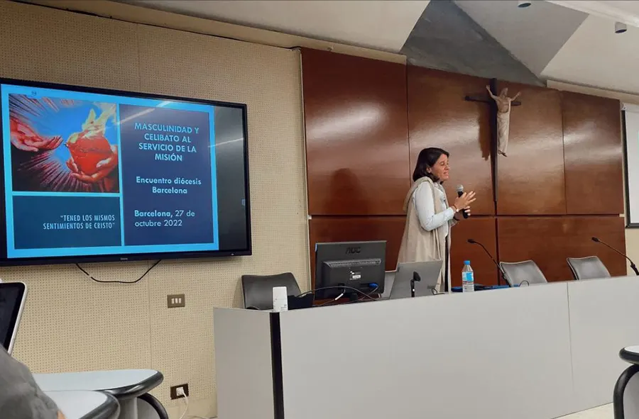 Marta dirigiéndose en una conferencia a seminaristas de Barcelona