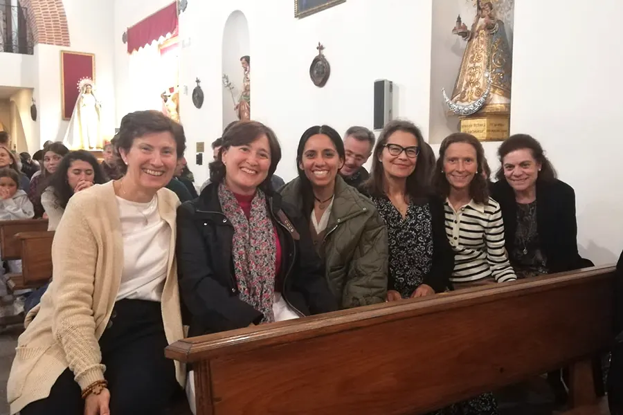 Un grupo de consagradas estuvo en la Vigilia de Pentecostés de Sevilla la Nueva