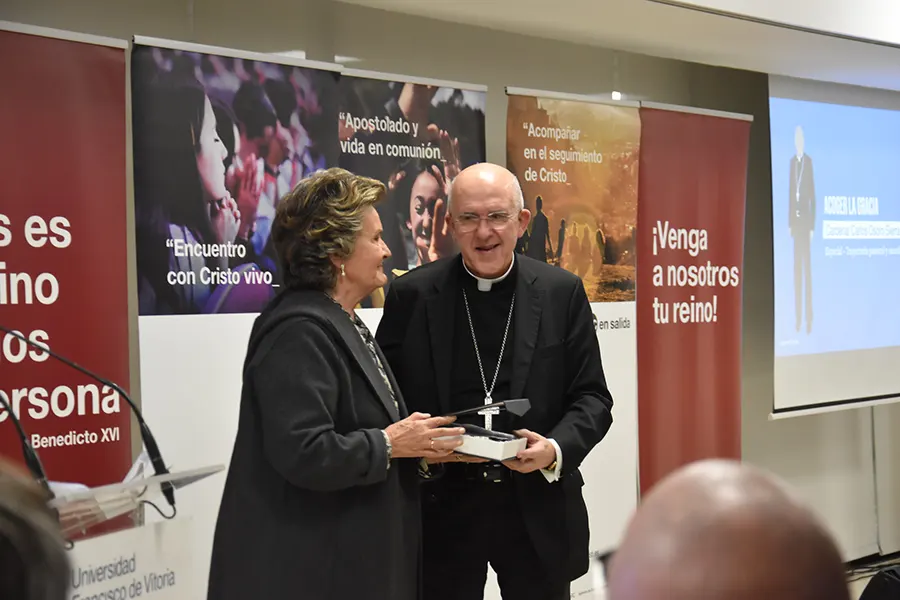 El Cardenal Osoro recibe el galardón de manos de Maruja Díaz, madre de un sacerdote legionario de Cristo y dos consagradas