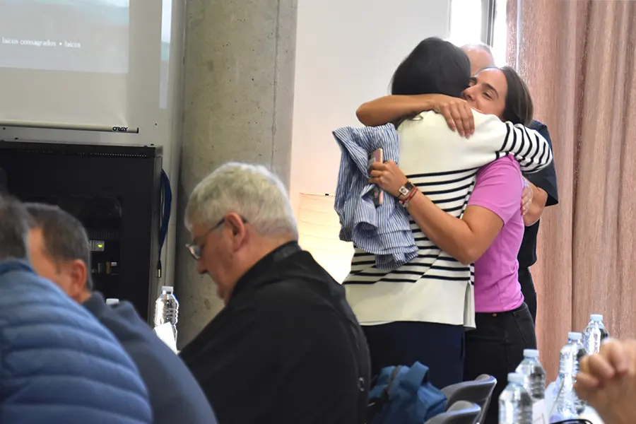 Joselyn, abrazando a una amiga consagrada participante en la Convención territorial del Regnum Christi, en Avila