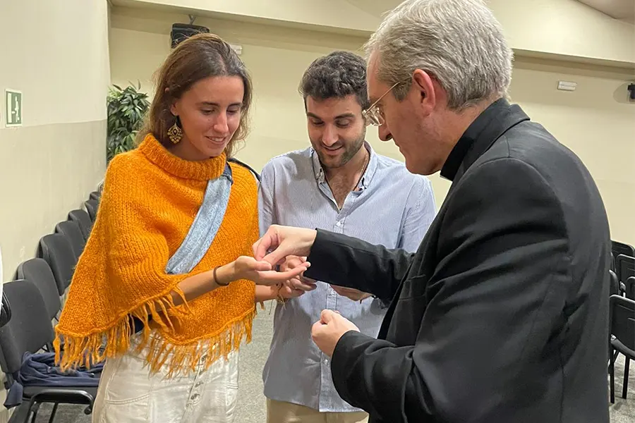 Monseñor Vilanova con dos jóvenes del Regnum Christi de Barcelona