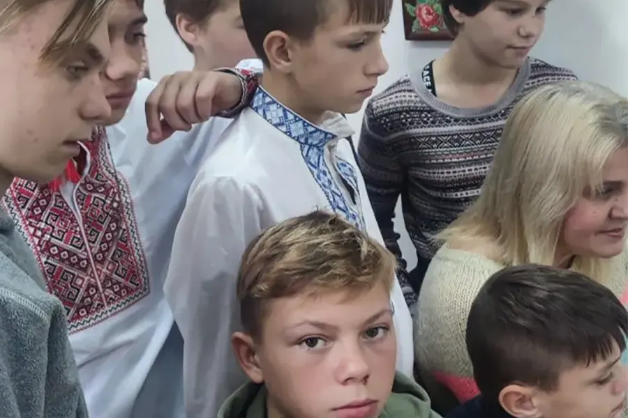 Algunos de los jóvenes del orfanato de Ucrania