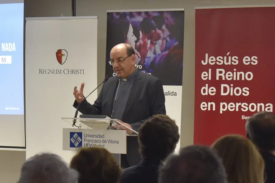 El P. Florencio Roselló durante la recepción del galardón Alter Christus de pastoral social en 2022