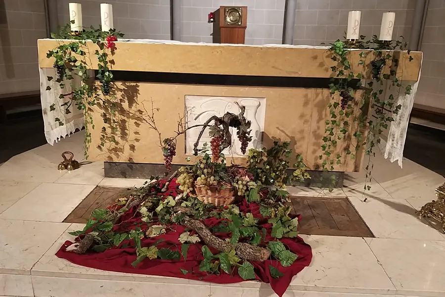 Altar adornado con una viña en uno de los retiros sobre las parábolas del Reino organizados por el Regnum Christi de Barcelona 