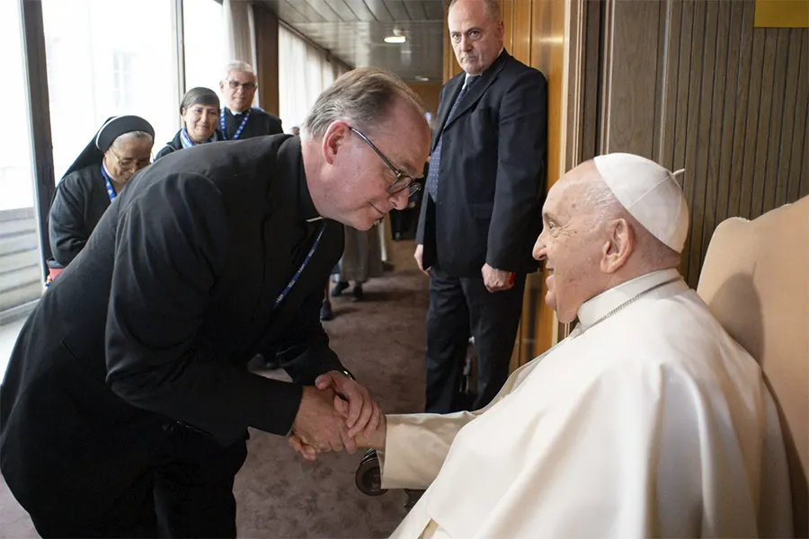 El P. John Connor legionario de Cristo con el Papa Francisco