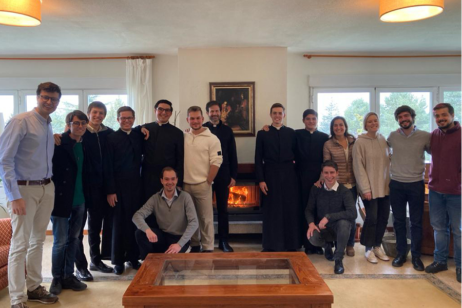 Participantes en la primera semana de ejercicios espirituales ignacianos impartidos por el P. Jaime Rodríguez, legionario de Cristo