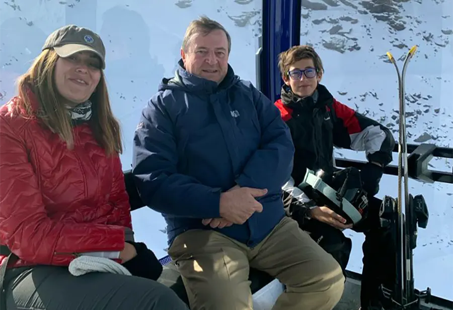 El P. Cutanda en la esquiada organizada por Highlands School Sevilla