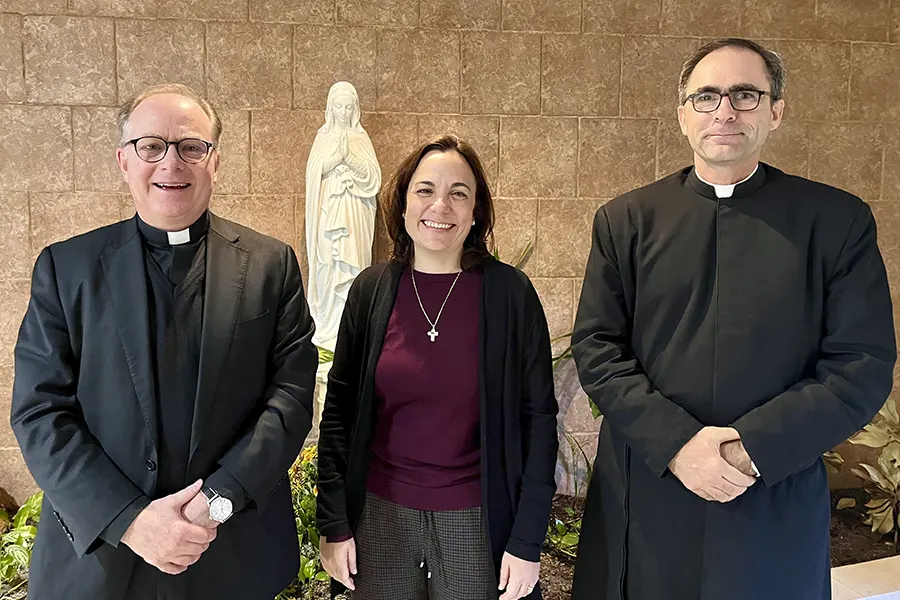 El P. John junto al P. Cereceda y Betty Rivera, directora de las consagradas del Regnum Christi