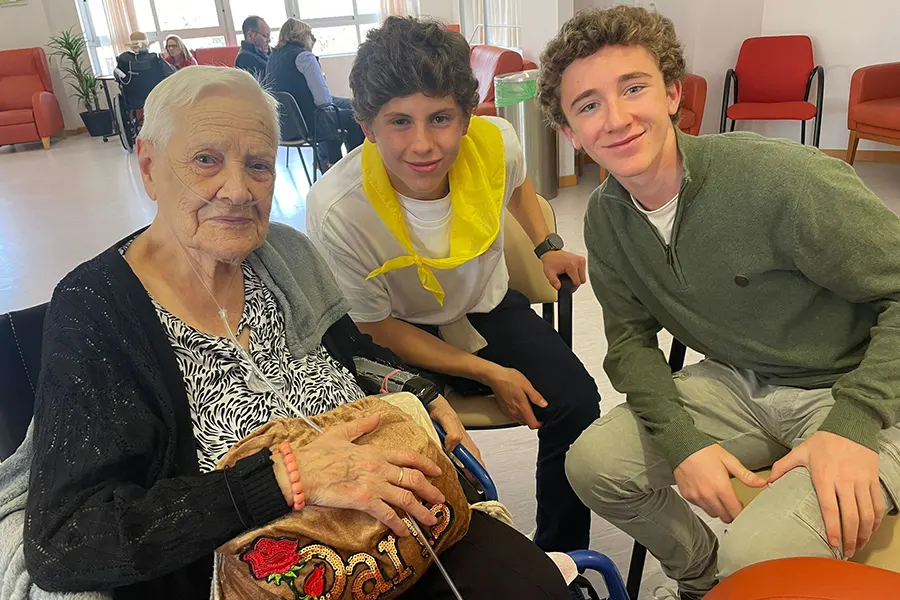 Fernando Pino, junto a otro misionero, en una residencia de mayores en Murcia