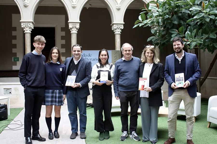 Los autores en claustro del Real Monasterio de Santa Isabel de Barcelona junto a los presentadores