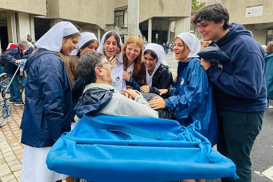 Alumnos y antiguos alumnos de Cumbres School Valencia con enfermos en Lourdes, siempre a favor de la vida