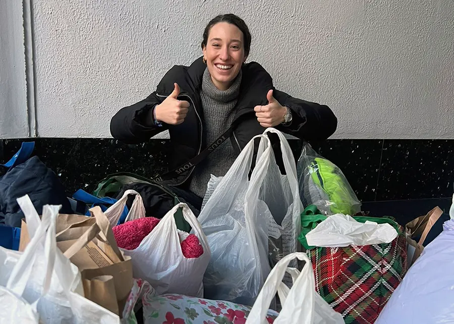 Natalia Zamora con bolsas de comida de Cristo de la calle
