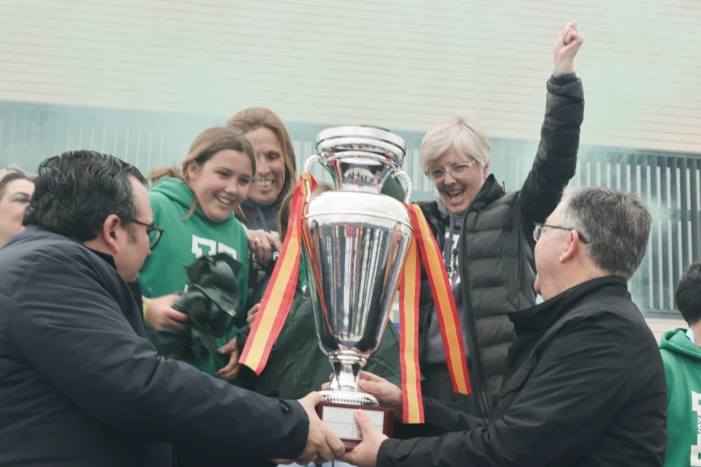 Fidelma recogiendo la Copa del Torneo de la Amistad 2024