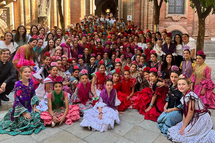 Chicos y chicas del ECYD de Sevilla en la Cruz de Mayo