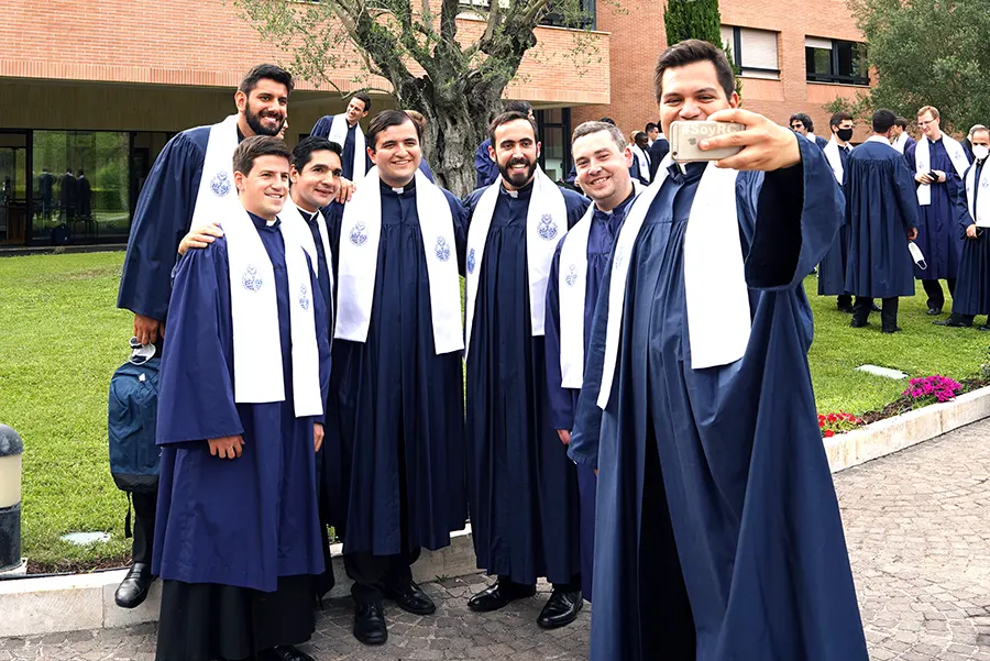 Un grupo de estudiantes graduados del Ateneo Pontificio Regina Apostolorum