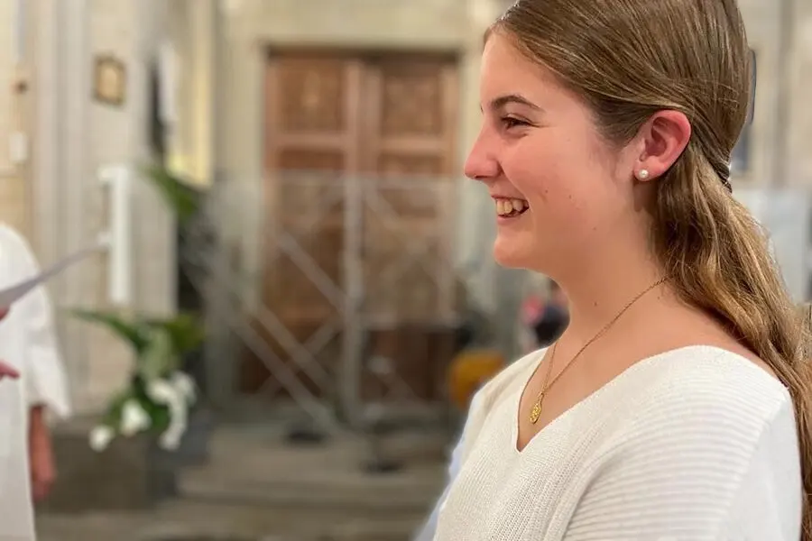 Una chica de Barcelona haciendo su Alianza con Jesús en el ECYD