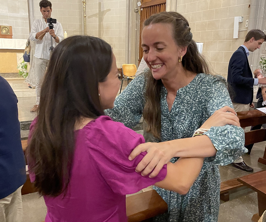 Blanca recibe el abrazo de otra consagrada al finalizar la ceremonia