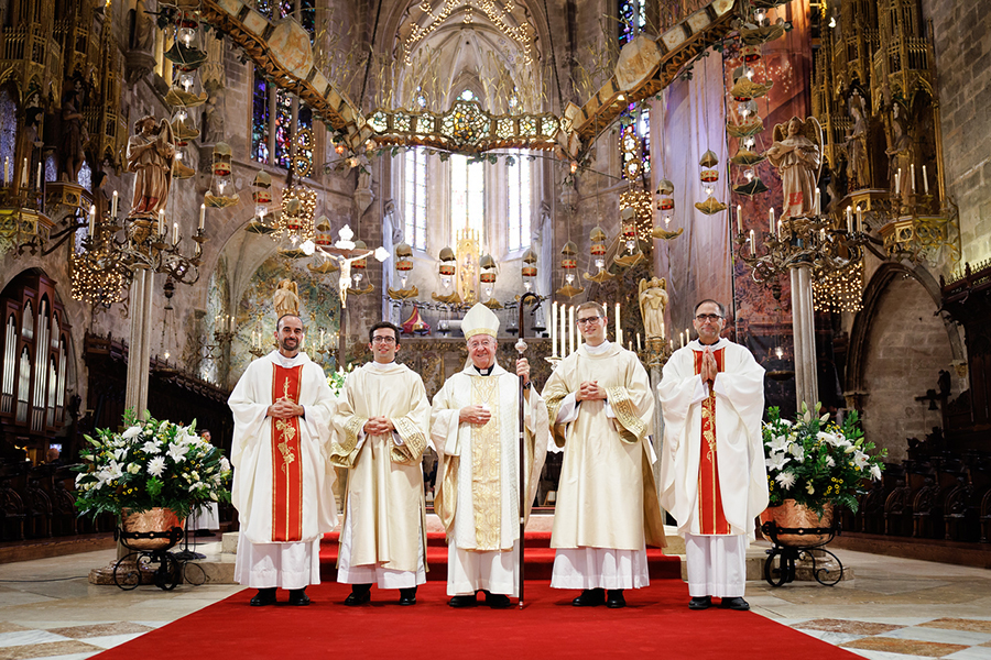 El P. Javier con monseñor Taltvull, y los padres legionarios Javier Cereceda e Ignacio Sarre, y el diácono Peter Hemm