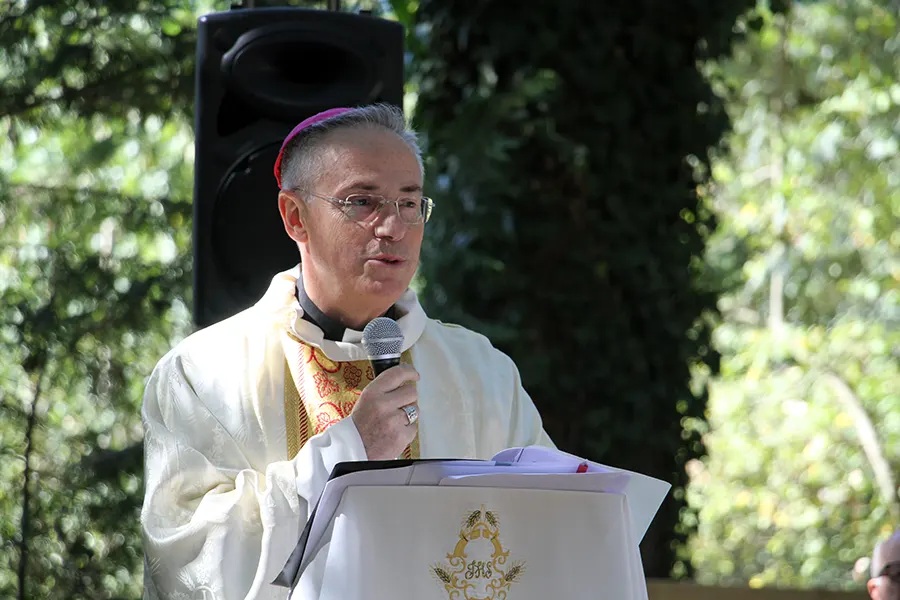 Monseñor Romà Casanova, obispo de Vic, en la casa Basileia