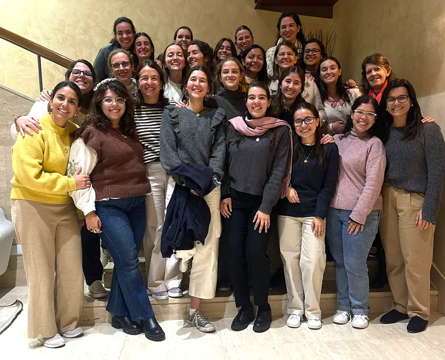 El grupo de formadoras junto a las consagradas de la comunidad que les acogieron durante una semana