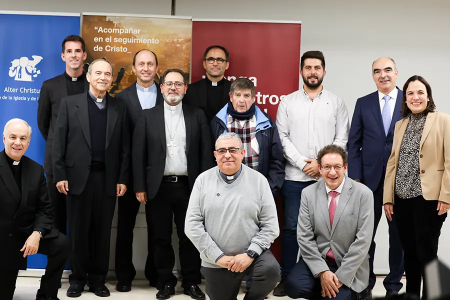 Foto de familia de los galardonados, el obispo auxiliar de Madrid, don Vicente Martí, y el colegio directivo territorial del Regnum Christi