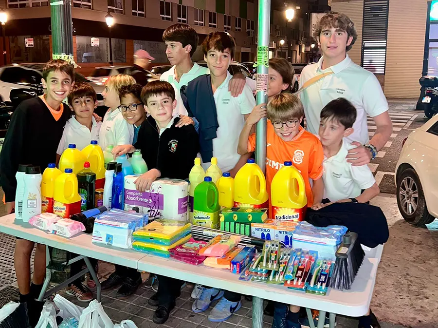 Los chicos del ECYD de Valencia recogiendo productos de limpieza para los damnificados por la DANA