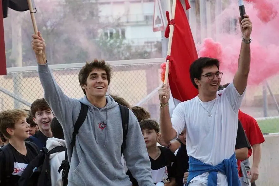 Santi, a la izquierda al frente de la delegación del ECYD de Barcelona en la copa ECYD, con Benjamín Argelich