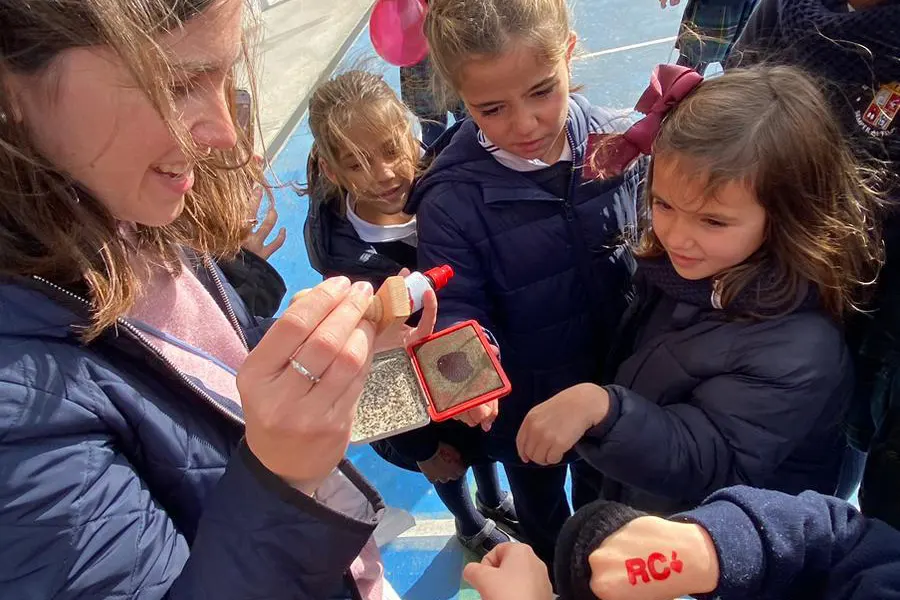 Silvia Carcangiu, con niñas de primaria de Everest School Monteclaro en la celebración de Cristo Rey