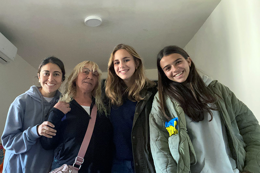 Irene y Paloma, con Isabel y la Maca Esquivel consagrada del Regnum Christi