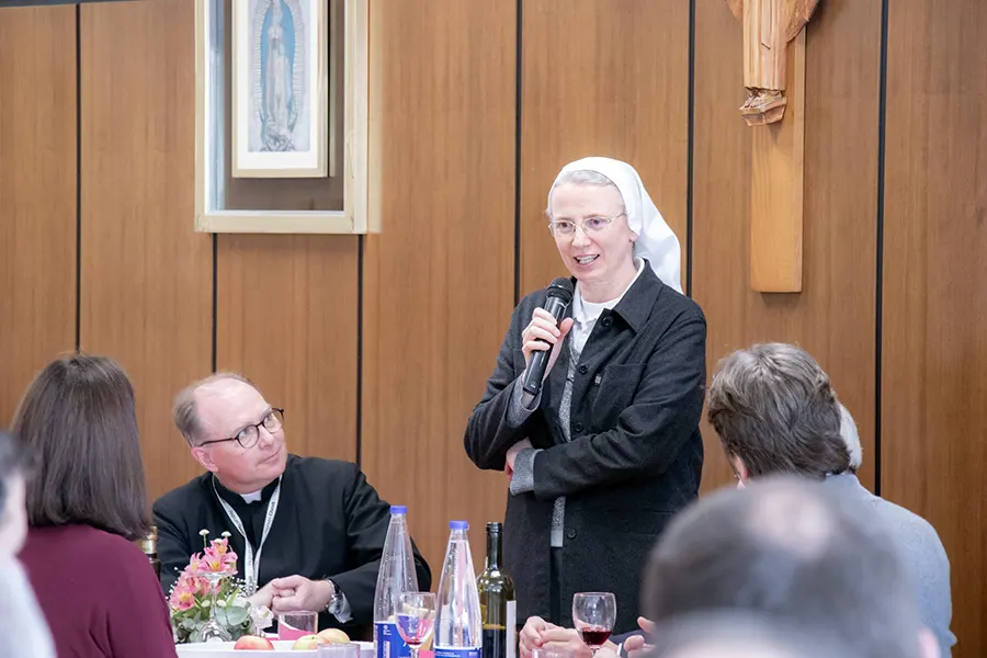 Hermana Simona Brambilla en la Convencion General del Regnum Christi