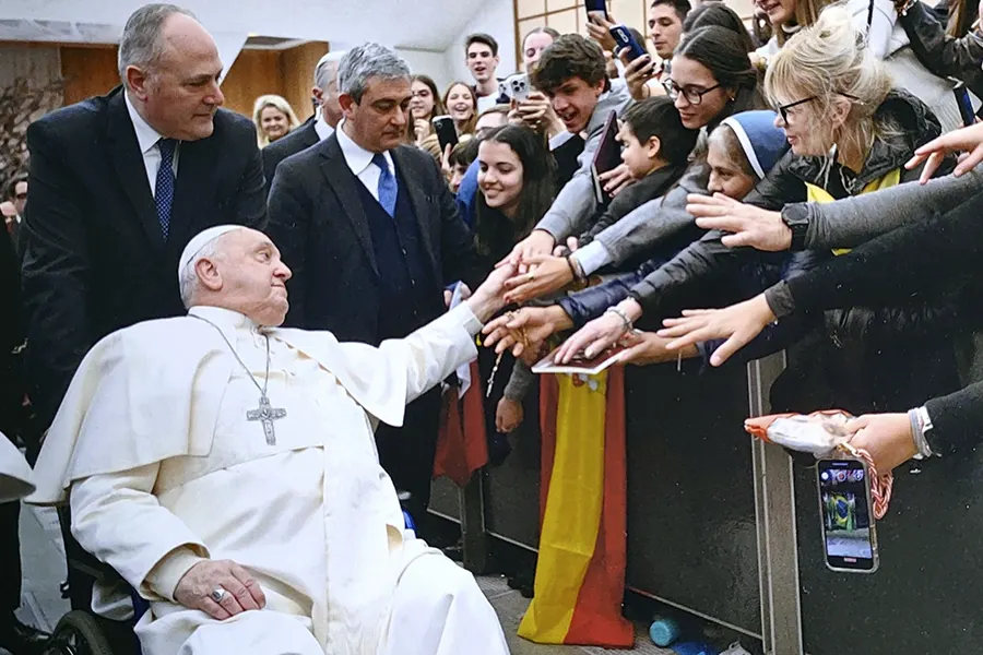 Los alumnos del colegio RMSI saludando al Papa