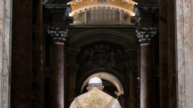 Oración del Papa Francisco ante la Puerta Santa de la Basílica de San Pedro, martes 24 de diciembre de 2024. (Vatican Media)