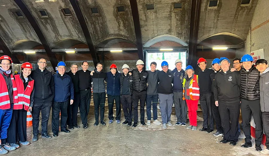 Un grupo de legionarios de Cristo, durante su colaboración en la nave de la Fundación Altius en Valencia