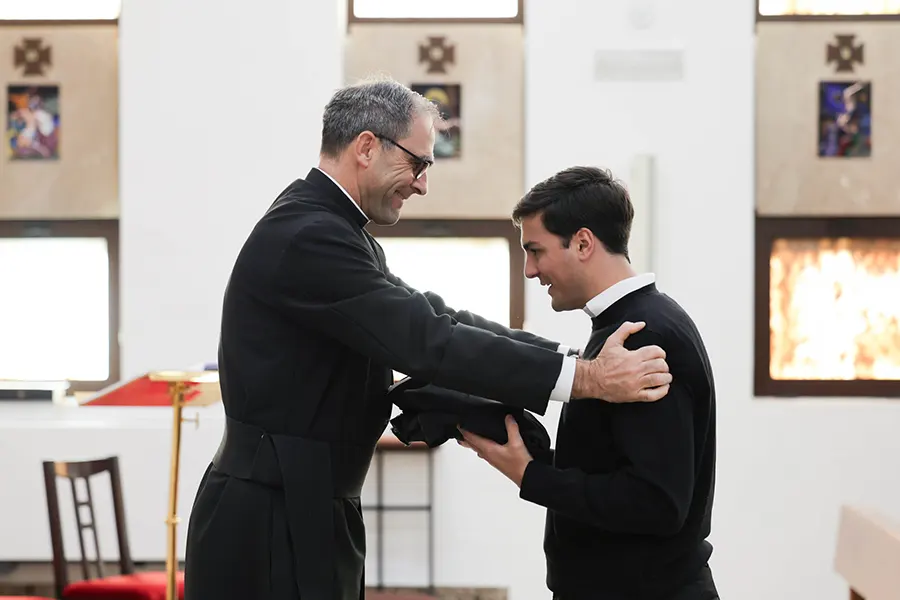 El P. Javier Cereceda, LC, felicita al H. José Luis Guerrero, nada más recibir su hábito de leginario de Cristo