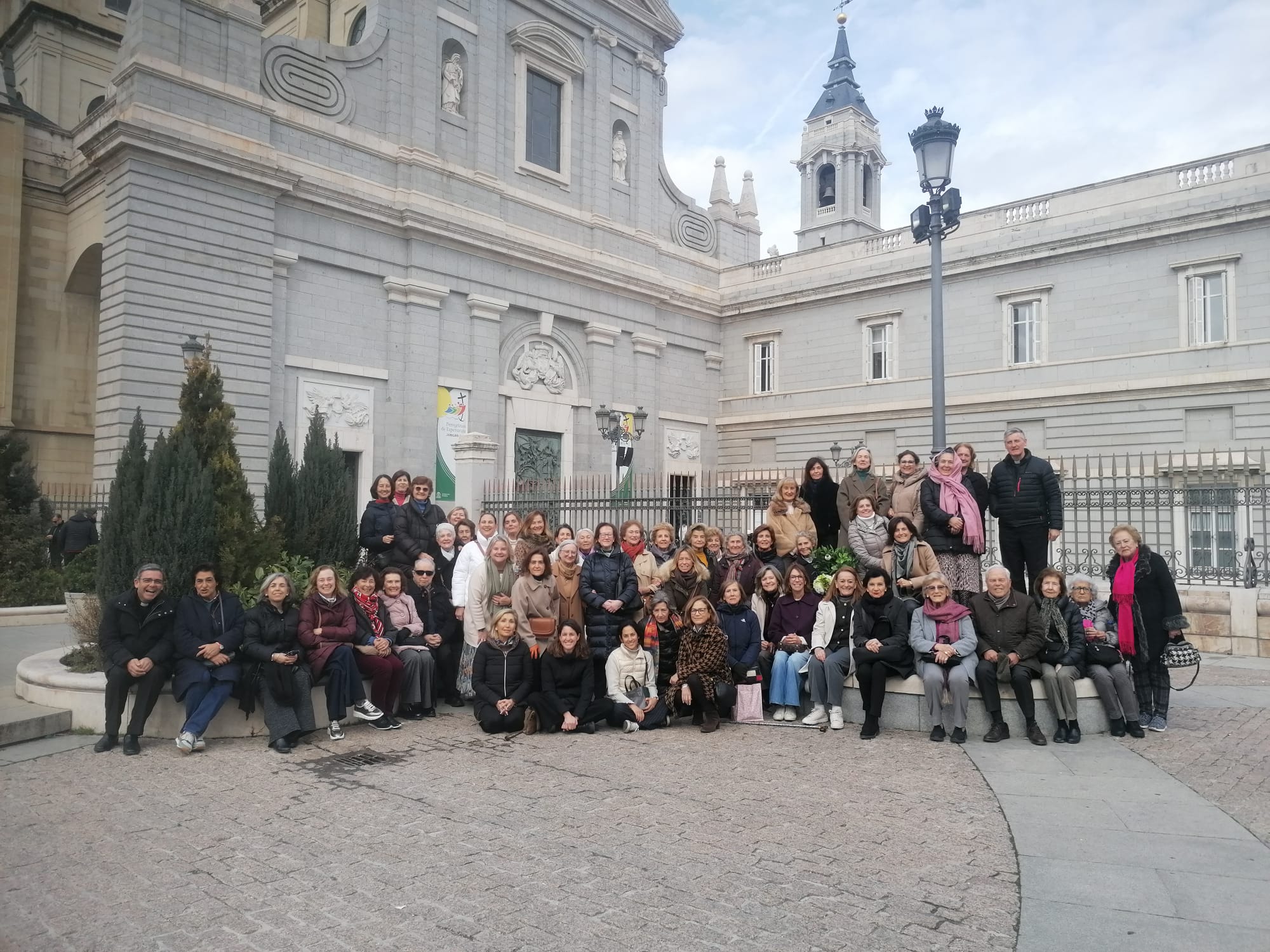 Foto de peregrinos a La Almudena Regnum Christi