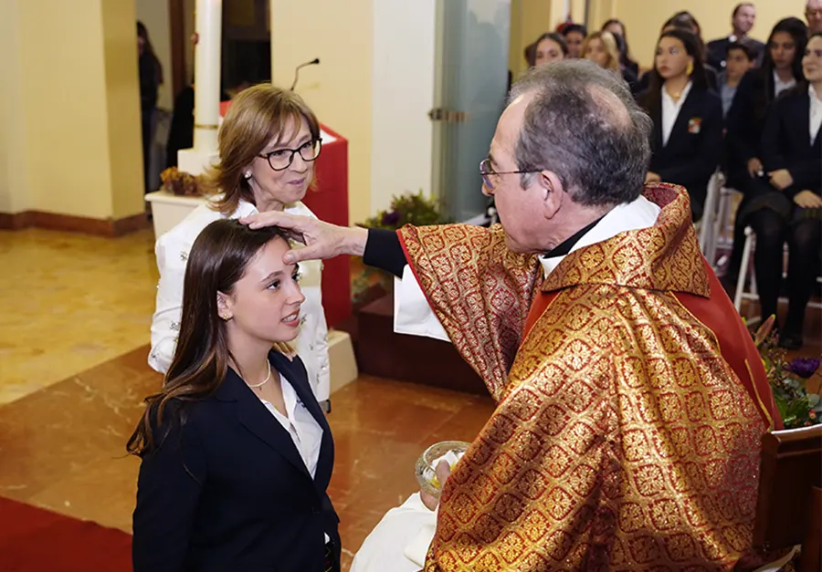 Maribel Serrano, madrina de confirmación de una alumna de Cumbres School Valencia, colegio del Regnum Christi