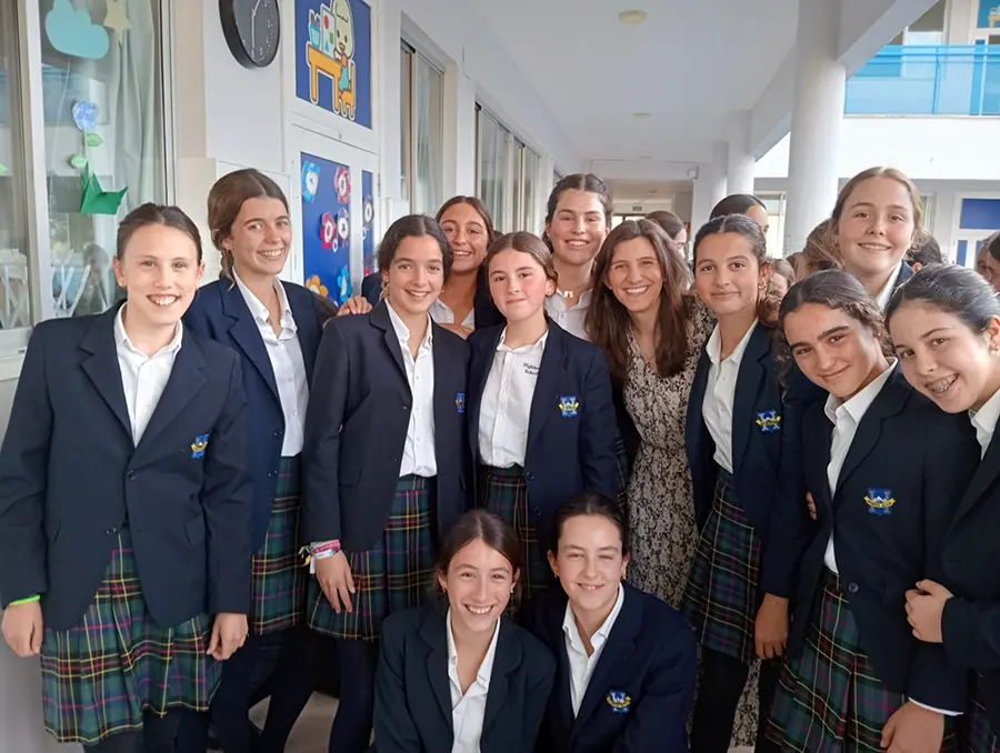 Pach junto a un grupo de alumnas de Highlands School Sevilla