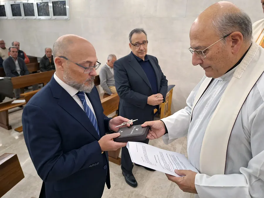 Alberto recibe la Biblia, durante el rito de incorporación al Regnum Christi