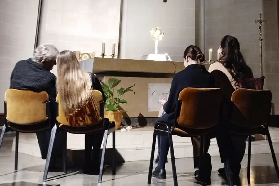 Alumnos y padrinos del colegio Real Monasterio de Santa Isabel con sus padrinos ante el Santísimo