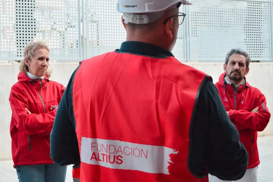 Doña Elena con los voluntarios de la Fundación Altius en Valencia