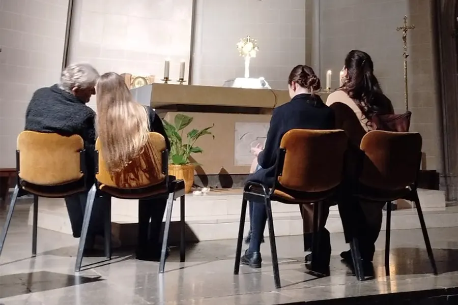 Dos alumnas del colegio Real Monasterio de Santa Isabel con sus padrinos ante el Santísimo