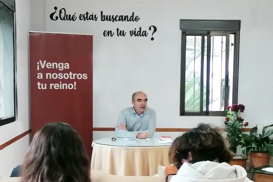 Emilio Martínez predicando Ejercicios espirituales a los jóvenes de Valencia