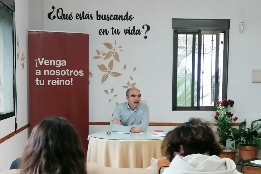 Emilio Martínez predicando Ejercicios espirituales a los jóvenes de Valencia