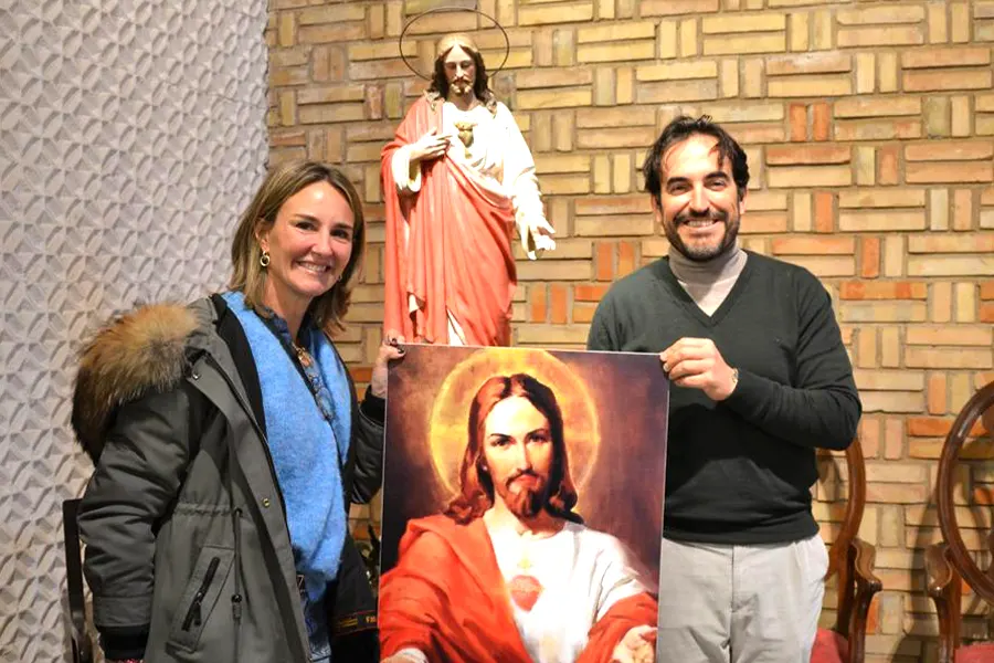 Un matrimonio recién consagrado al Sagrado Corazón